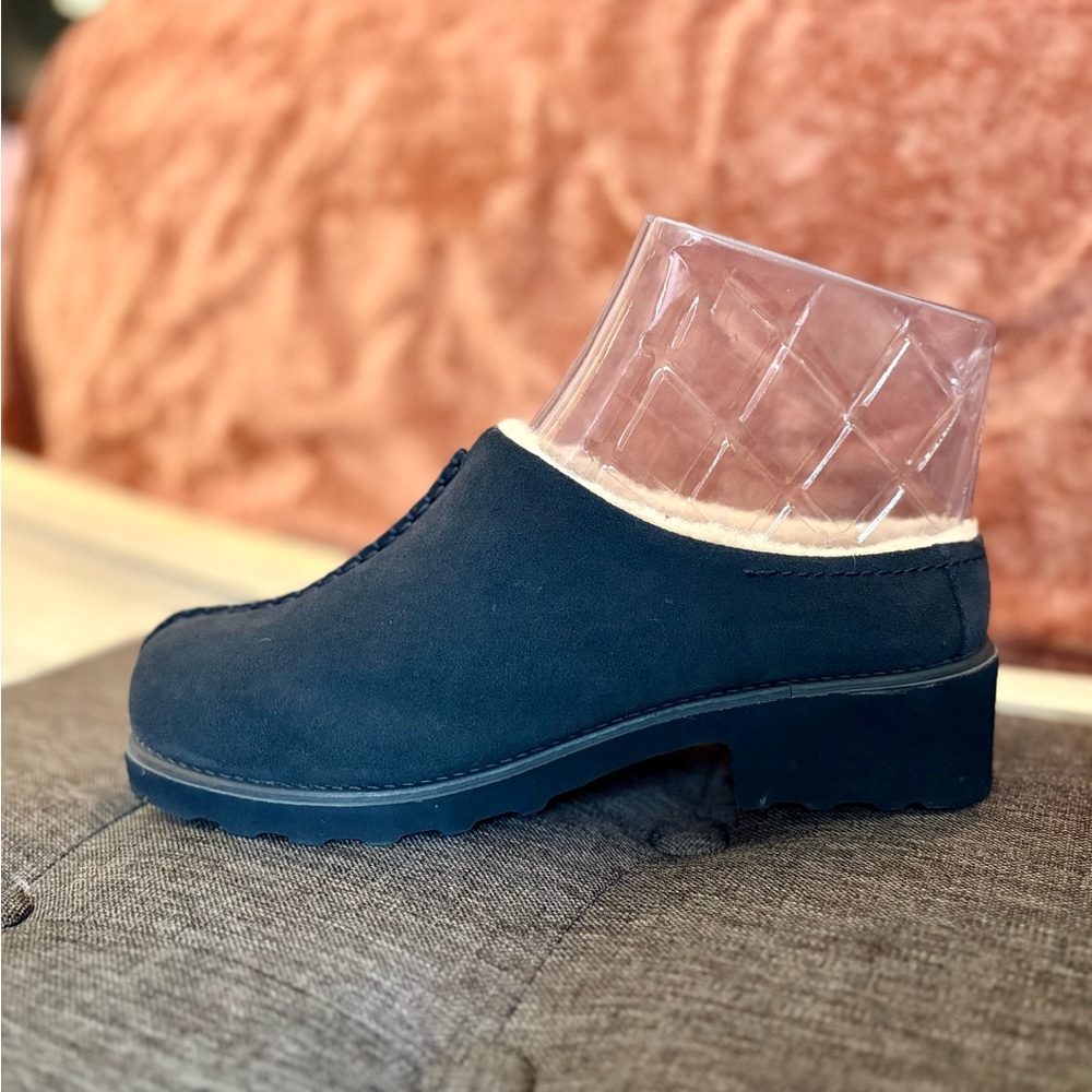 BEARPAW Emily Suede Clog w/Rain & Stain Repellent Navy - Picture 4 of 8